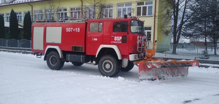 Miniaturka artykułu Strażacy z OSP w Łysakowie odśnieżają drogi lokalne w Gminie Czermin