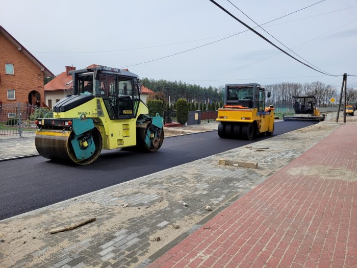 Miniaturka artykułu Trwają pracę związane z wykonaniem nowej nawierzchni na drodze gminnej w Czerminie (droga Nr 103325R relacji Szafranów – Czermin – Zawada)